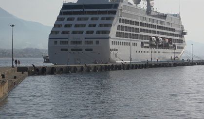 ABD’li 651 yolcu ve 392 personel taşıyan kruvaziyer Alanya Limanı’na demirledi