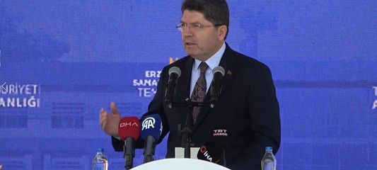 Emekleyerek yaşam süren 3 engelli evladına ömrünü adadı