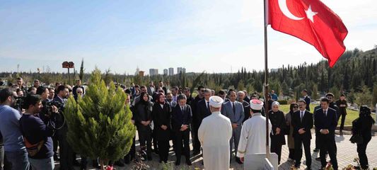 Bakan Yumaklı, deprem şehitlerinin kabirlerini ziyaret etti