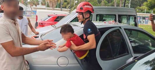 Antalya'da otomobilde kilitli kalan çocuğu itfaiye kurtardı