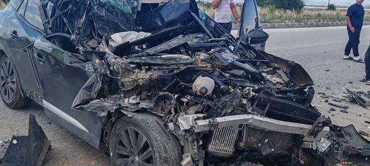 Kamyonete çarpan otomobil hurdaya döndü: 1 yaralı