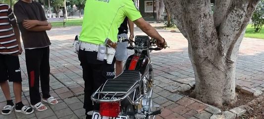 Kırmızı ışıkta geçen ehliyetsiz motosiklet sürücüsüne 85 bin TL para cezası