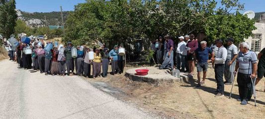 Mersin Silifke'de su sıkıntısı: Bidonlarla su taşıyan köylüler destek istedi