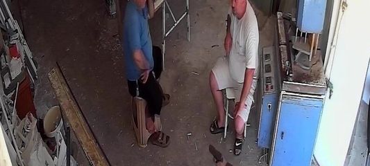 Taburede otururken silahlı saldırıya uğradı: O anlar kamerada
