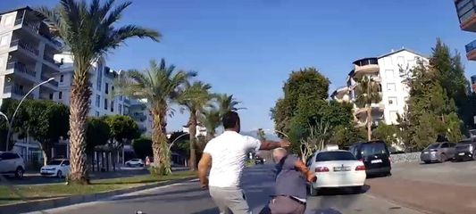 Yaşlı adamın yere düştüğü yumruklu trafik kavgasının yeni görüntüleri ortaya çıktı