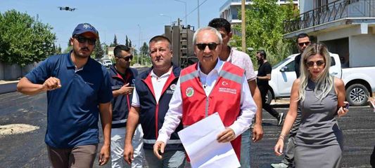 Altınova'da 4 mahalleyi birbirine bağlayan caddeye sıcak asfalt