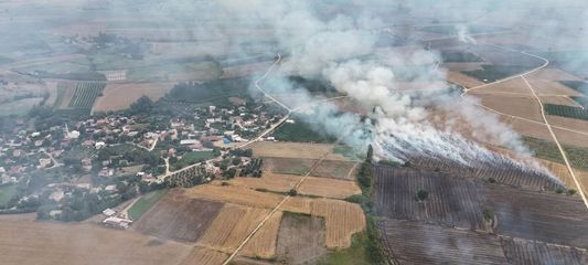 Anız ateşi mahalleyi dumana boğdu
