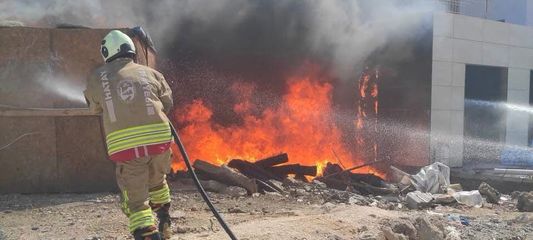Antakya'da inşaat malzemeleri ve kulübe alevlere teslim oldu