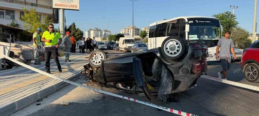 Antalya'da refüje çarpan otomobilin takla atma anı kamerada: 2 yaralı