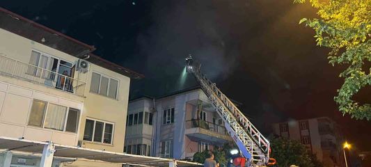 Burdur'da 3 katlı binada yangın korkuttu