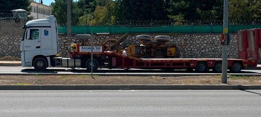 Burdur'da ani fren yapan tırın üzerindeki greyder devrildi
