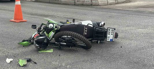 Burdur'da otomobil ile çarpışan motosikletin sürücüsü ağır yaralandı