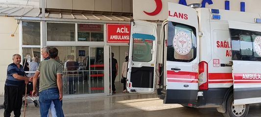 Devrilen traktörün altında kalan muhtar ağır yaralandı