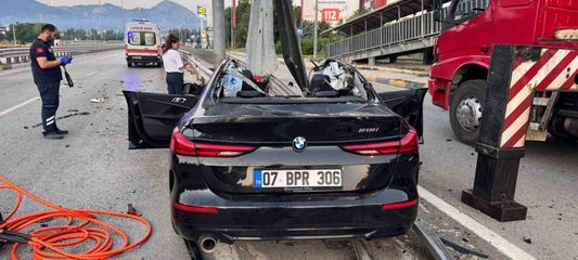 Isparta'da feci kaza: Bariyerlere çarpan otomobilin sürücüsü hayatını kaybetti