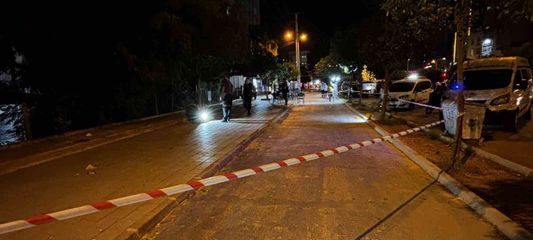 Kaldırımda yürürken silahlı saldırıda yaralandı