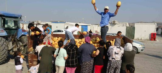 Kavunun tanesini tüccara 5 TL'ye satmak yerine 50 ton kavunu depremzedelere bedava dağıtıyor