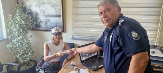 Serik'te zabıta ekipleri buldukları kayıp çantayı sahibine teslim etti