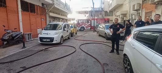 Arazözler park eden araçlar yüzünden yanan binaya ulaşamadı
