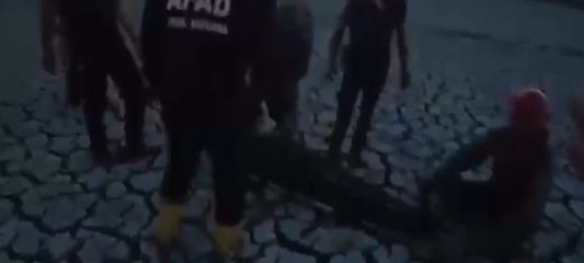 Çamura saplanarak mahsur kalan vatandaş kurtarıldı
