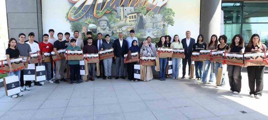 Hatay'ın başarılı gençleri ödüllerini Başkan Öntürk'ten aldı