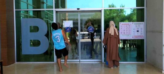 Kan ter içinde elide terlikle yalınayak koşarak geldiği sınavı saniyelerle kaçırdı