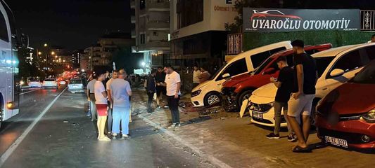 Kontrolden çıkıp savrulan Fiat Tofaş, oto galerideki araçlara çarparak durabildi