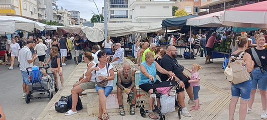 Manavgat semt pazarına turist akını esnafın yüzünü güldürdü