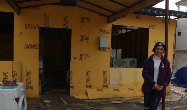 Enkaz altındaki insanları yaşatmak için mücadele veren sağlıkçı Havva, afetzede vatandaşların umudu oldu