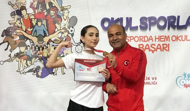 İlknur Su, Genç kadınlar Türkiye Bilek Güreşi Şampiyonası’nda kazanan isim oldu