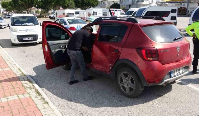 Manavgat’ta iki otomobil çarpıştı: 2 yaralı