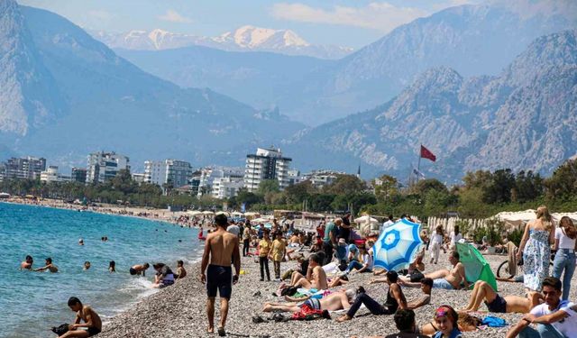 Antalya’da dünyaca ünlü sahilde bayramdaki yoğunluk yaz aylarını aratmadı