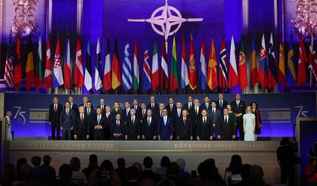 Cumhurbaşkanı Erdoğan'dan NATO zirvesinde aile fotoğrafı