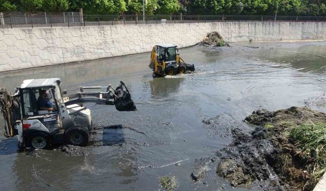 İskenderun’da HBB ekipleri Feyezan Kanalı’nda temizlik çalışması yapıyor
