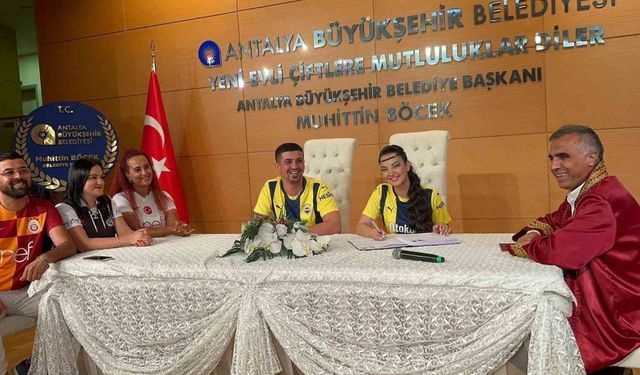 Yıllar sonra buluşan ilkokuldaki Fenerbahçe aşıkları, Dünya Fenerbahçeliler Günü’nde dünya evine girdi