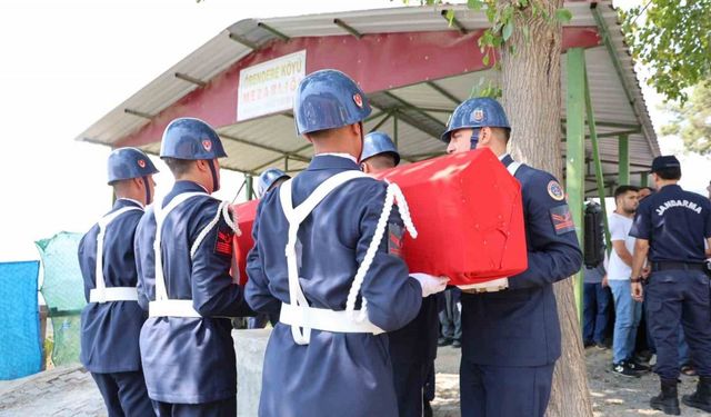 Adana’da yıllık izin için geldiği memleketinde ölen uzman çavuş toprağa verildi