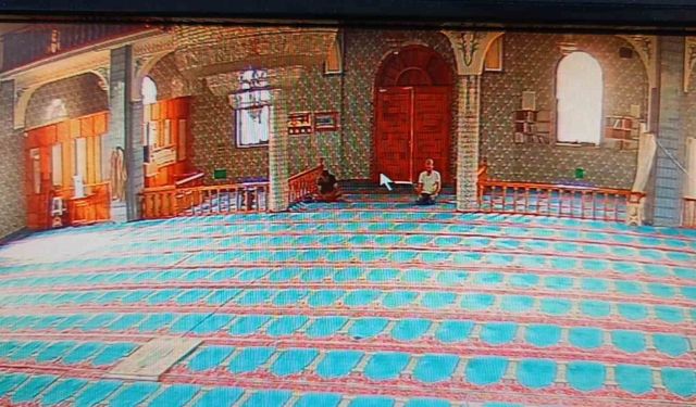 Camiye girip yardım paralarını çaldı, namaz kılanı görünce cami görevlisi rolüne girdi