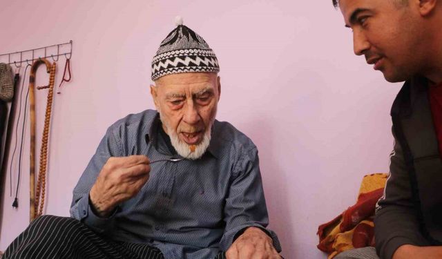 Covid- 19’da eşini kaybeden 103 yaşındaki yaşlı adam, doğal beslenerek yıllara meydan okuyor