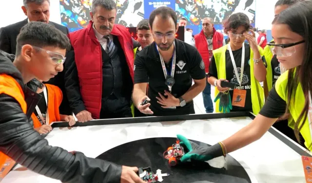 Bakan Tekin, MEB Robot Yarışması'nda