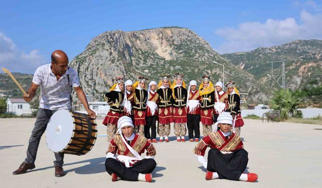 Afetzede çocuklar, halayla depremin izlerini siliyor