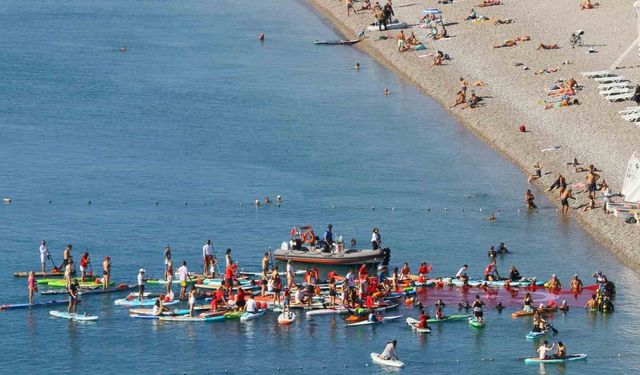 Antalya’da dalgıçlar denizde dev Türk bayrağı açtı