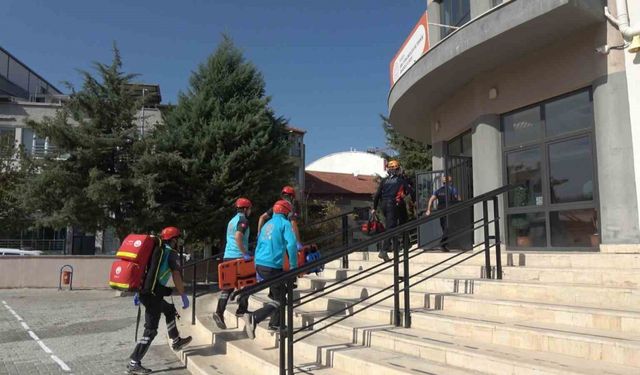 Burdur’da okuldaki deprem tatbikatı gerçeği aratmadı