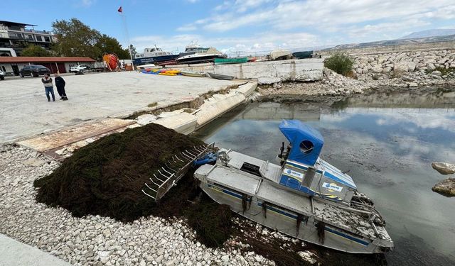 Eğirdir Gölü’nde kötü görüntü ve kokuya karşı harekete geçildi