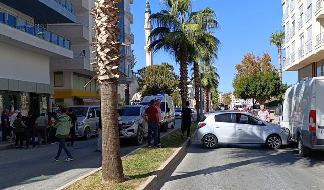 Manavgat’ta kamyonet ile otomobil çarpıştı: 2 yaralı