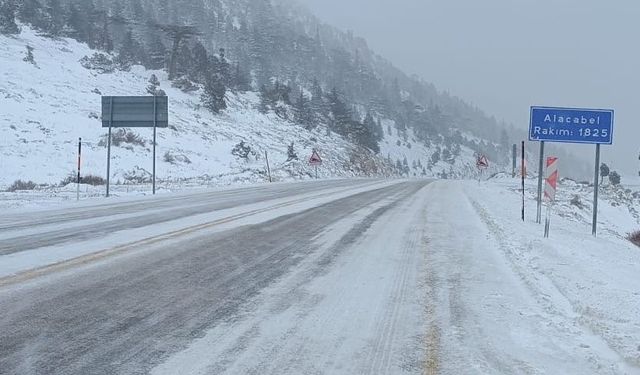 Antalya’da 1825 rakımlı Alacabel’e mevsimin ilk karı düştü