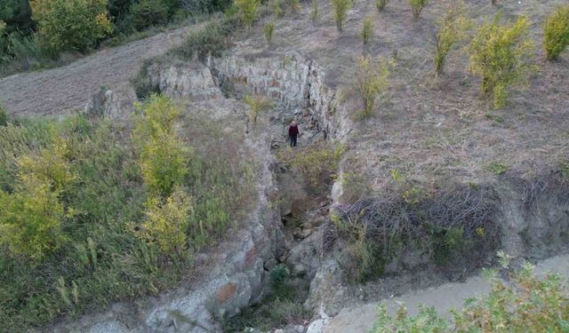 Depremin ikiye böldüğü tarladaki 4 metre derinliğe sahip devasa yarık görüntüsüyle ürkütüyor