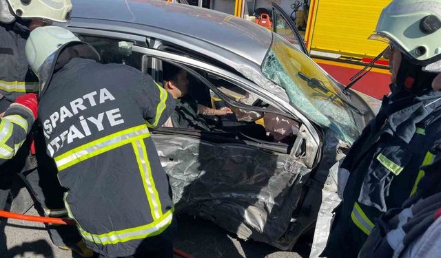 Isparta’da kontrolden çıkan otomobil elektrik direğine çarptı: 2 yaralı