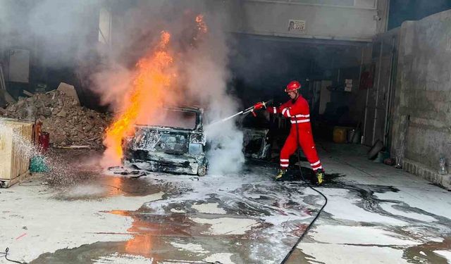 Tamirhanede bakımı yapılan otomobil alevlere teslim oldu