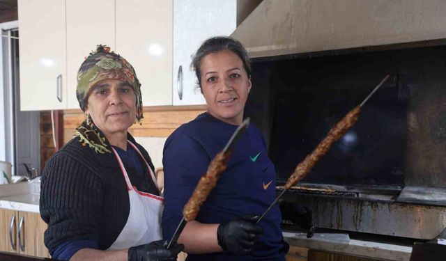 16 yıllık gelin ve görümce kebap tezgahında birlikte mesai yapıyor