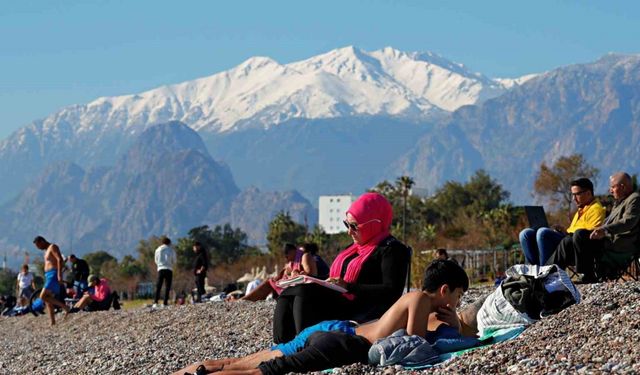 Antalya’da karla kaplı dağların gölgesinde deniz ve güneş keyfi