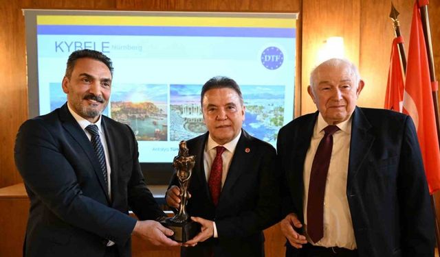 Başkan Muhittin Böcek "Kybele" ödülünü aldı